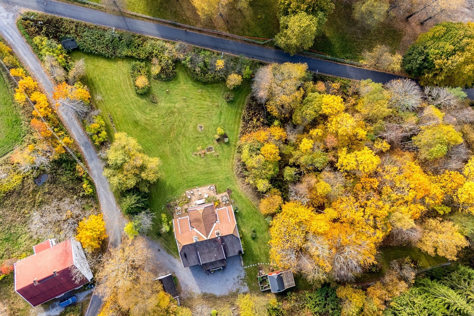 En stor og herskapelig praktbolig beliggende i naturskjønne omgivelser på Hammeren i Maridalen. Galleribilde