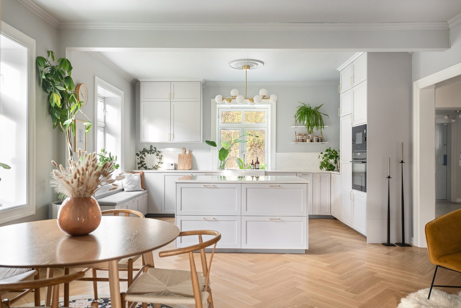 Lekkert kjøkken med inngang fra hall og spisestuen. Galleribilde