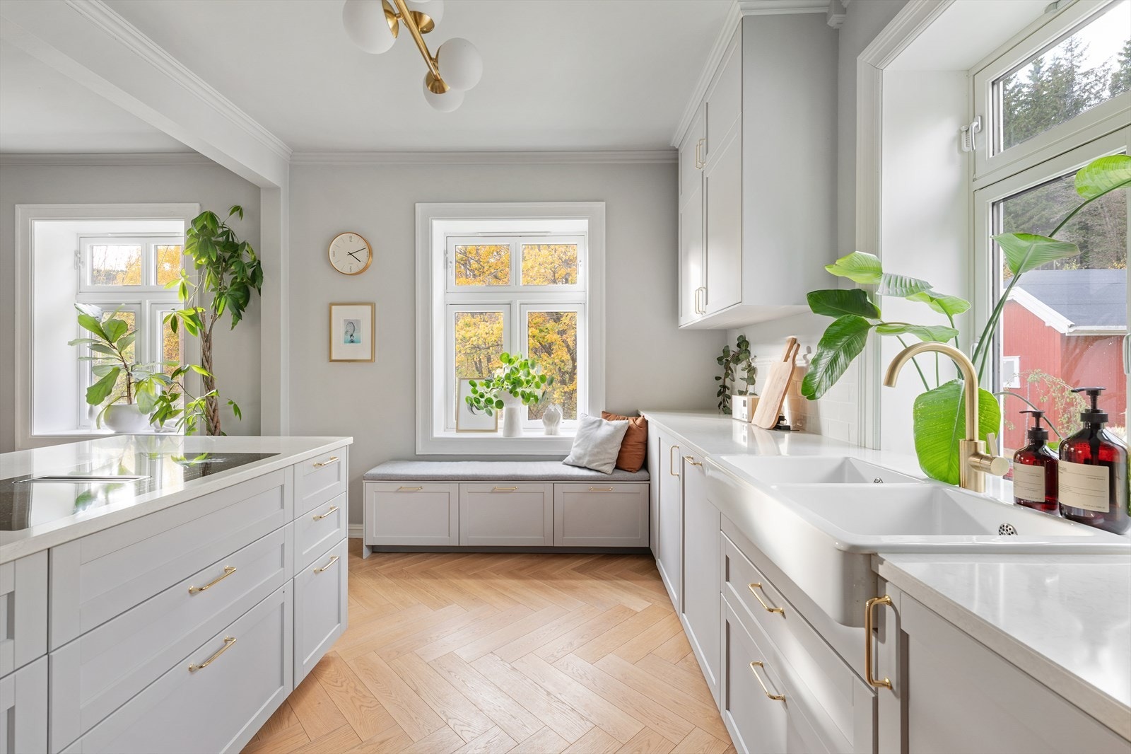 Kjøkkenet er godt utstyrt med integrerte hvitevarer: Stekeovn, komfyr med keramisk topp, mikrobølge ovn, oppvaskmaskin og kjøleskap. Galleribilde