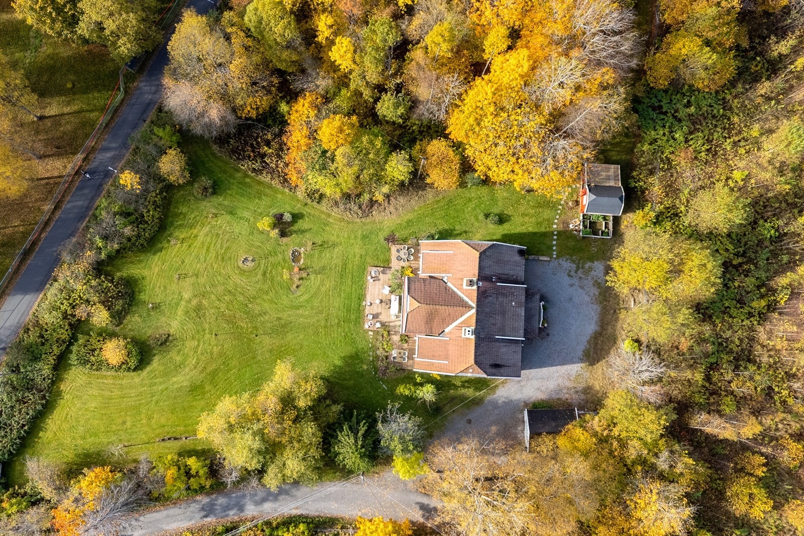 Deler av eiendommen er inngjerdet og laget tre gangsporter ut mot veier og terreng. Galleribilde