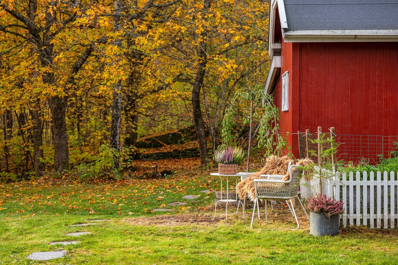 Eiendommen ligger på en romslig tomt på over 9 mål, og byr på et flott og innholdsrikt uteområde. Galleribilde