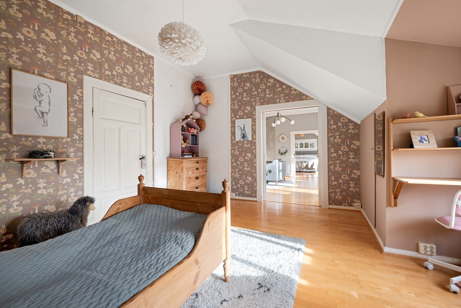 Lyst og koselig soverom av god størrelse. Galleribilde