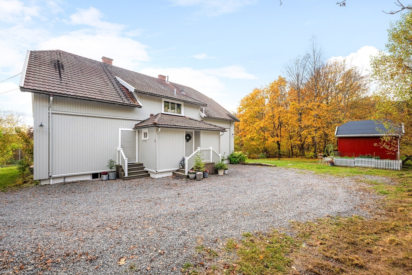 Gode parkeringsforhold på egen gårdsplass samt frittliggende garasje. Lader for el. bil utvendig på veggen. Galleribilde