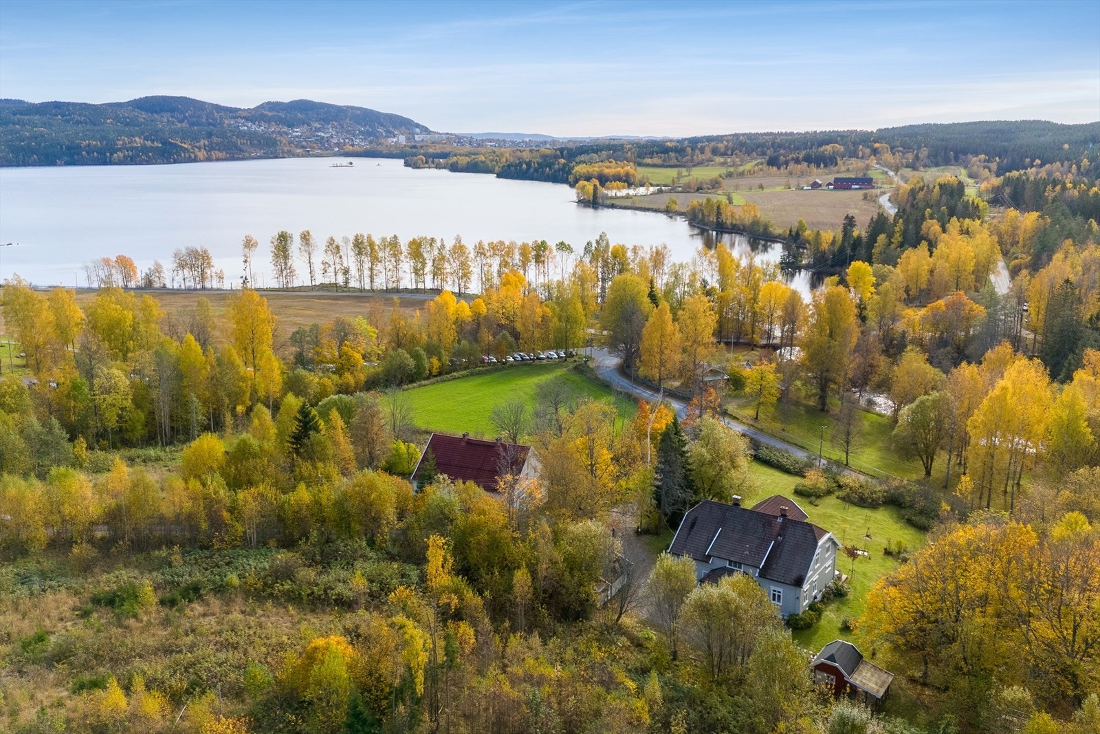 Her kan drømmen om et rolig liv i naturskjønne omgivelser forenes med byens muligheter bare en kort kjøretur unna. Galleribilde