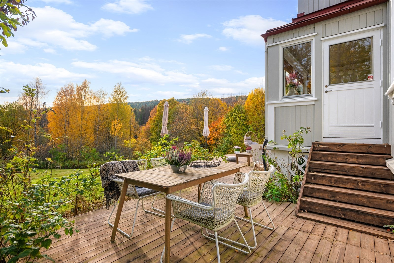 Boligens mange uteplasser gjør det enkelt for hele familien å finne sin naturlige plass. Galleribilde