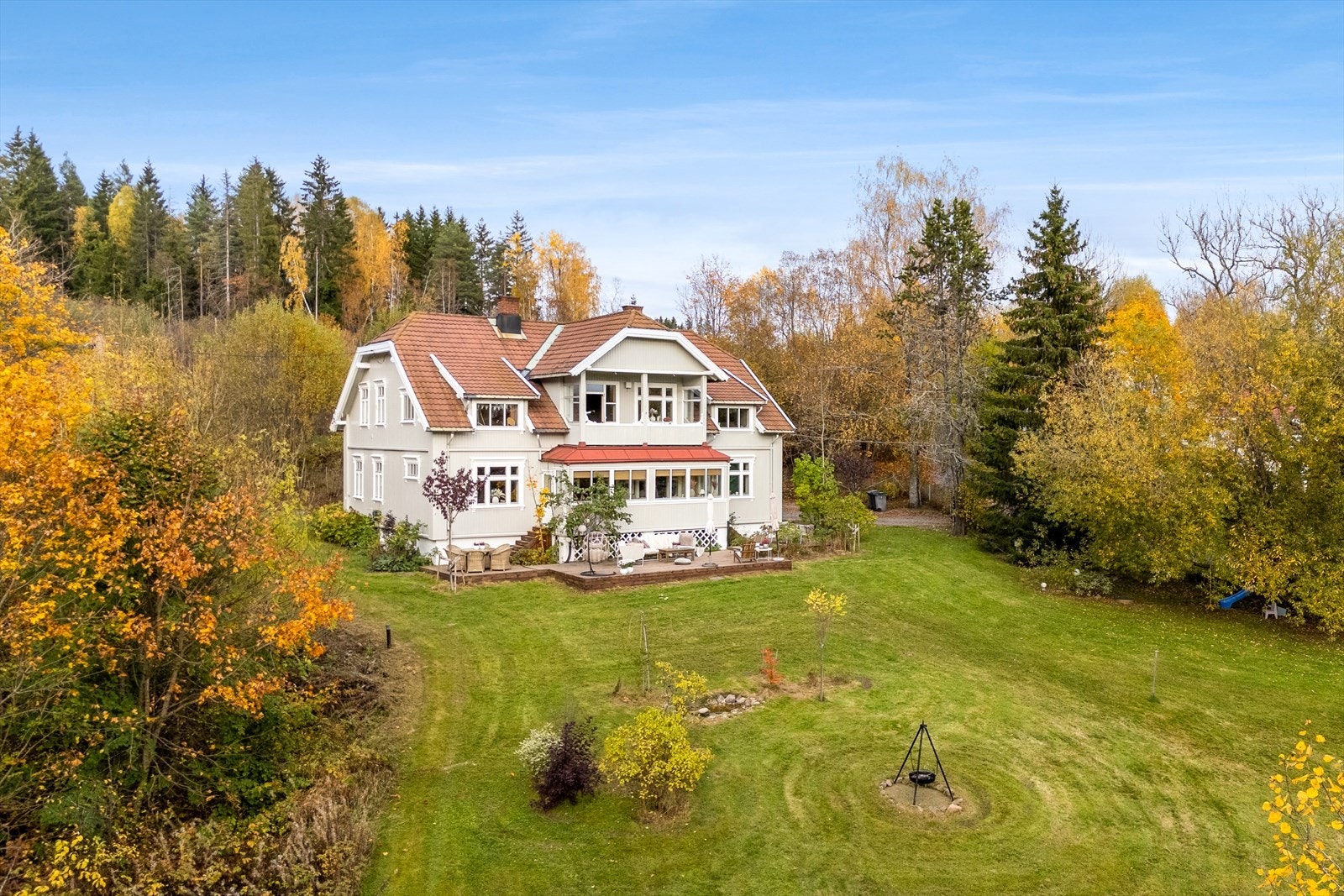 Hagen fremstår som en liten park - frodig og pent opparbeidet med beplantning av frukt- og prydtrær, samt en sjarmerende pyntedam. Galleribilde
