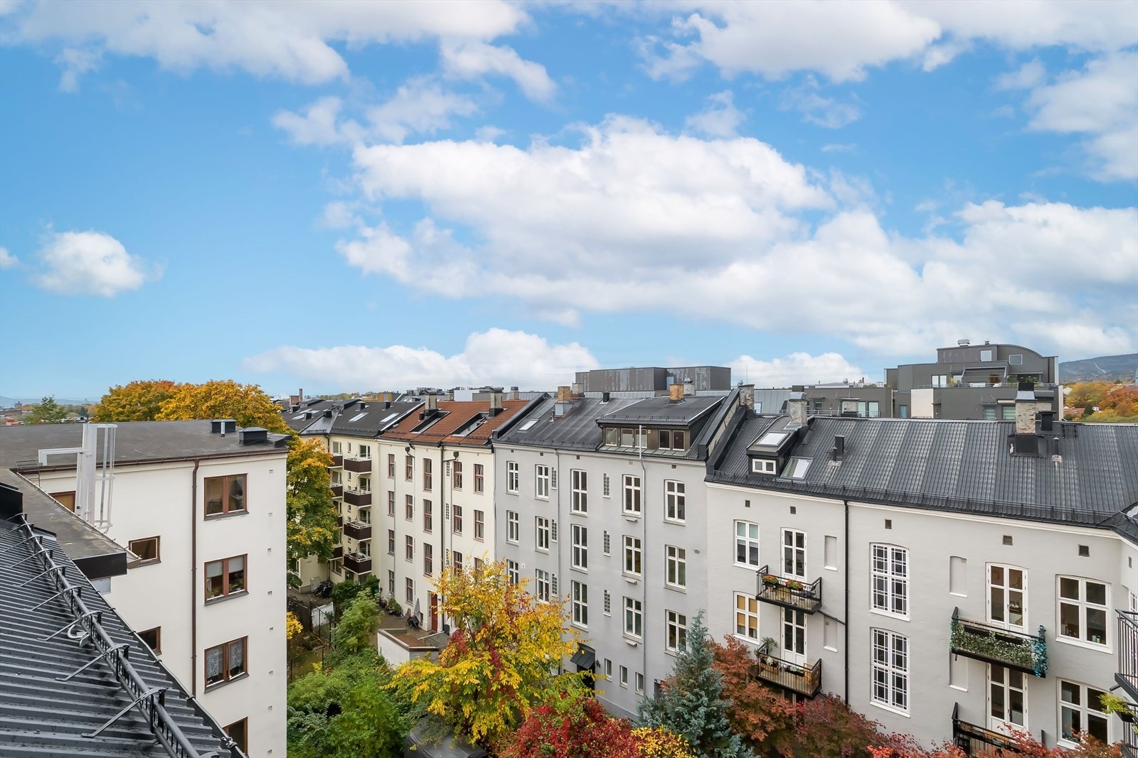 Lys og stor (153 kvm. gulvareal) loftsleilighet sentralt beliggende på Torshov Galleribilde