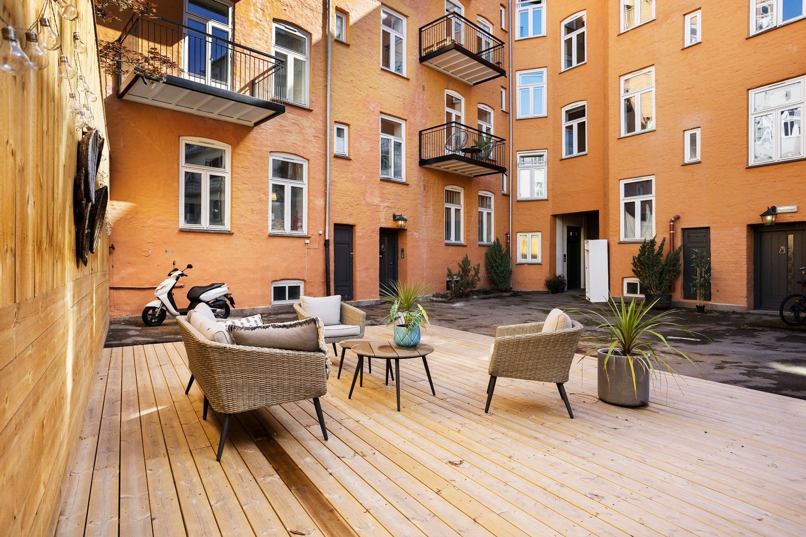 Pent gårdsrom med stor sittegruppe til fellesskapet Galleribilde