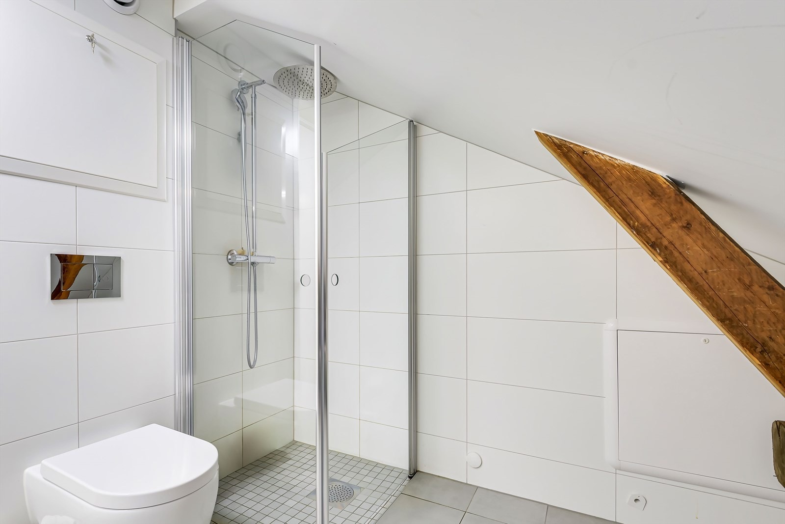 Dusjhjørne med svingdører i glass og veggmontert klosett Galleribilde