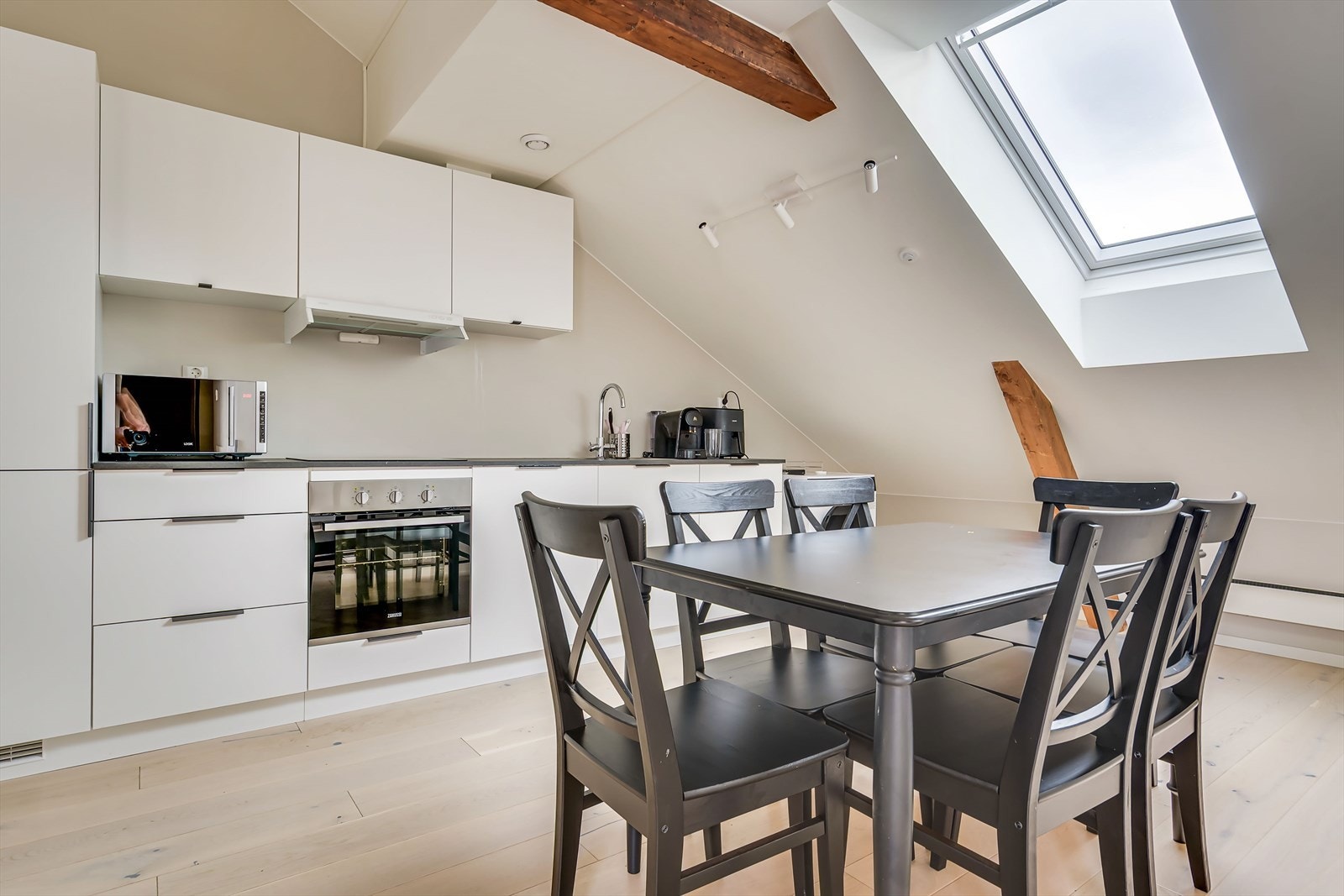 Åpen kjøkkenløsning i stue med innredning fra 2022 Galleribilde