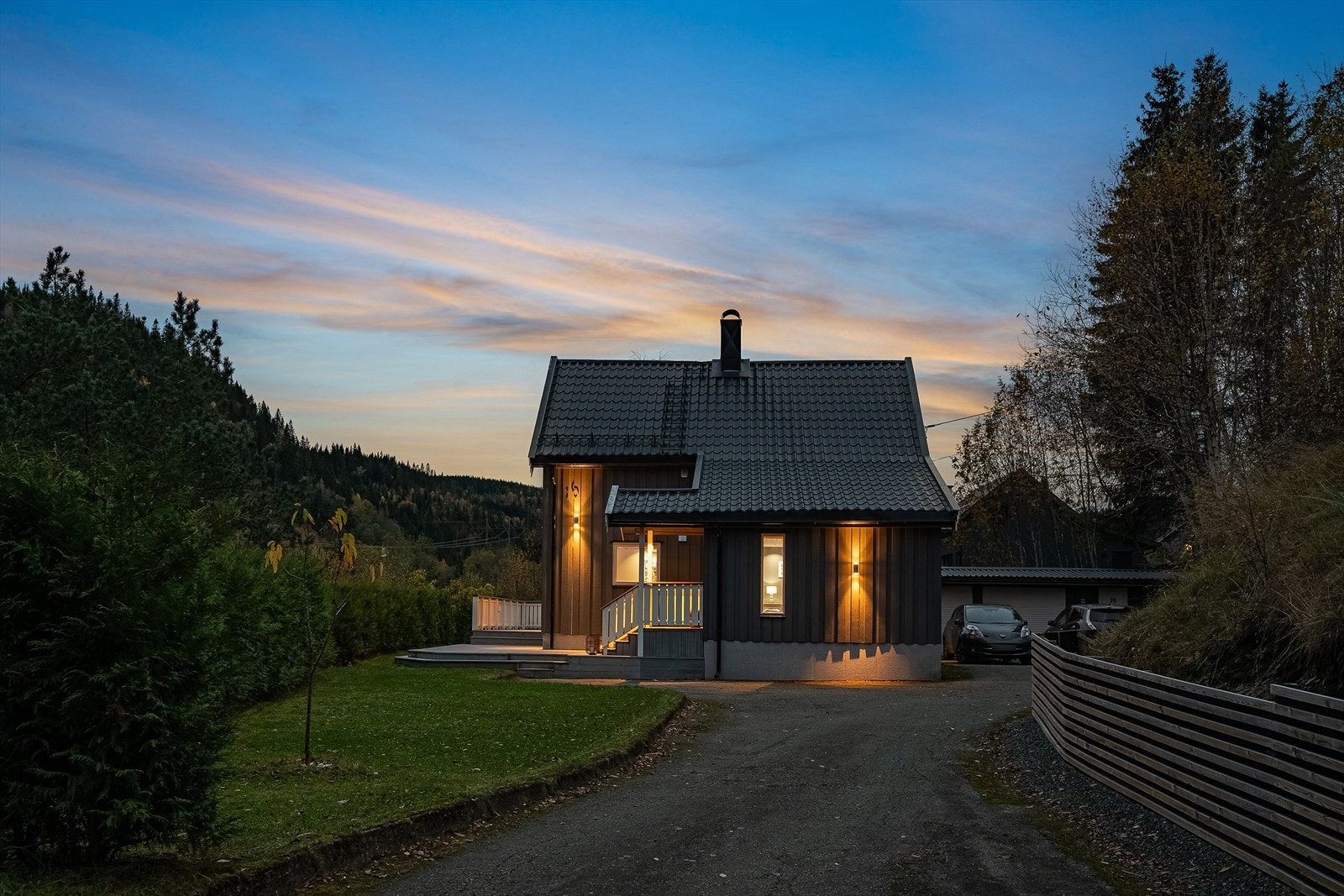 Eiendommen ligger i et rolig, sjønært og barnevennlig boligområde på Ilhaugen i Buvika. Galleribilde