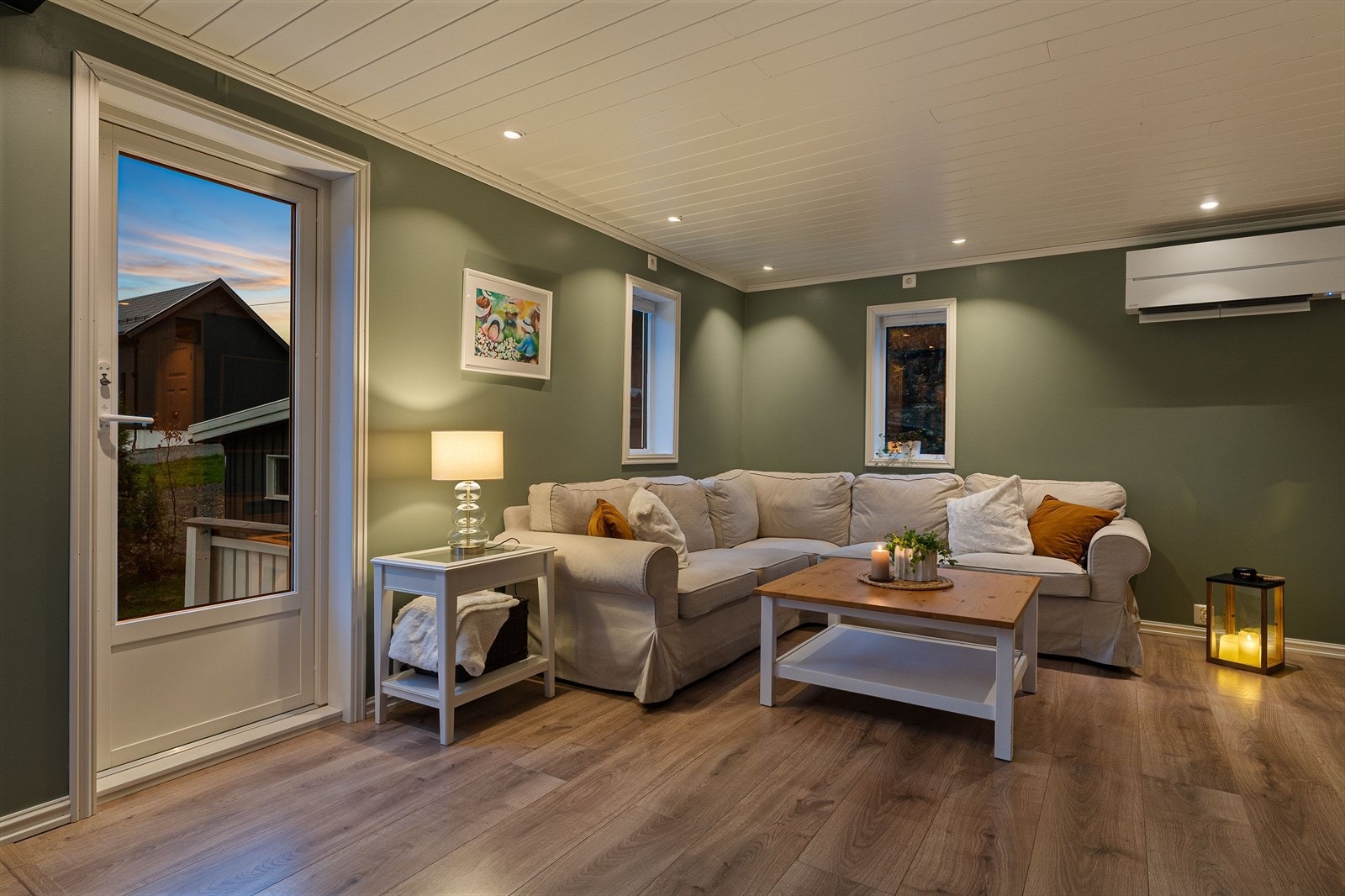 Stuen har blitt oppgradert med blant annet ekstra vindusflater som sikrer rikelig med naturlig lysinnslipp. Galleribilde