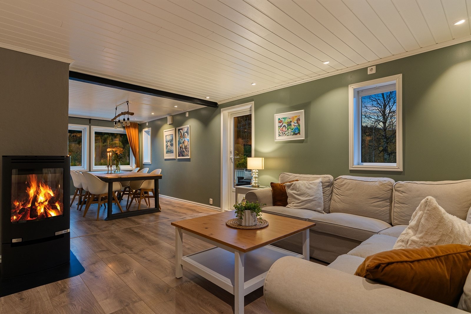 Vinduer på fire vegger gjør at stuen bades i dagslys. Galleribilde