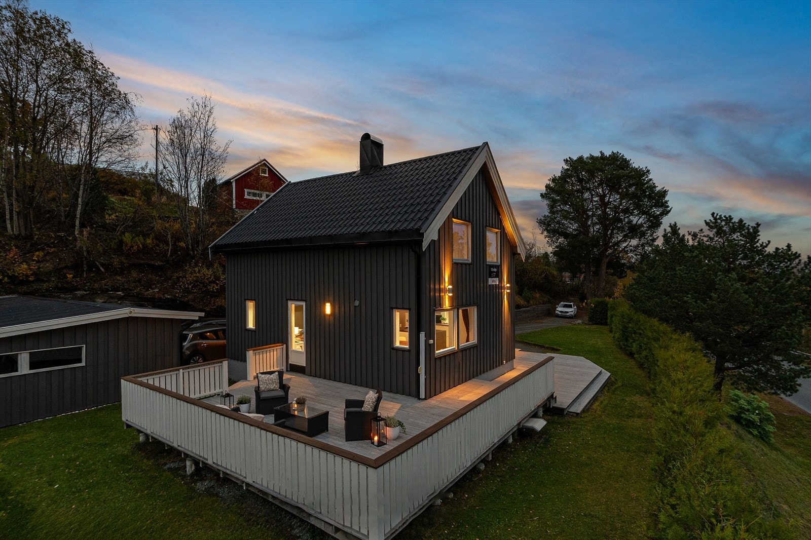 Det er god plass til en rekke sitte- og spisegrupper ute, i tillegg til grill. Galleribilde