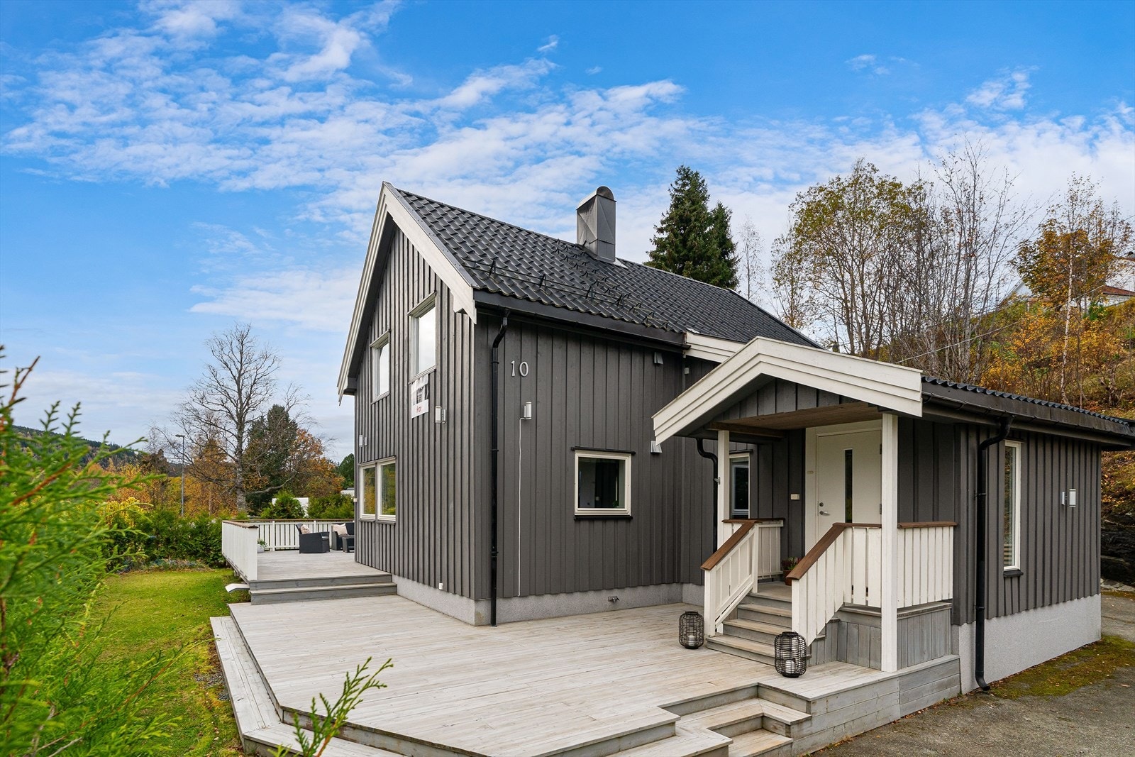 Det er ca. 2 km til Buvika med matbutikker, skole, idrettsanlegg og flere barnehager. Galleribilde