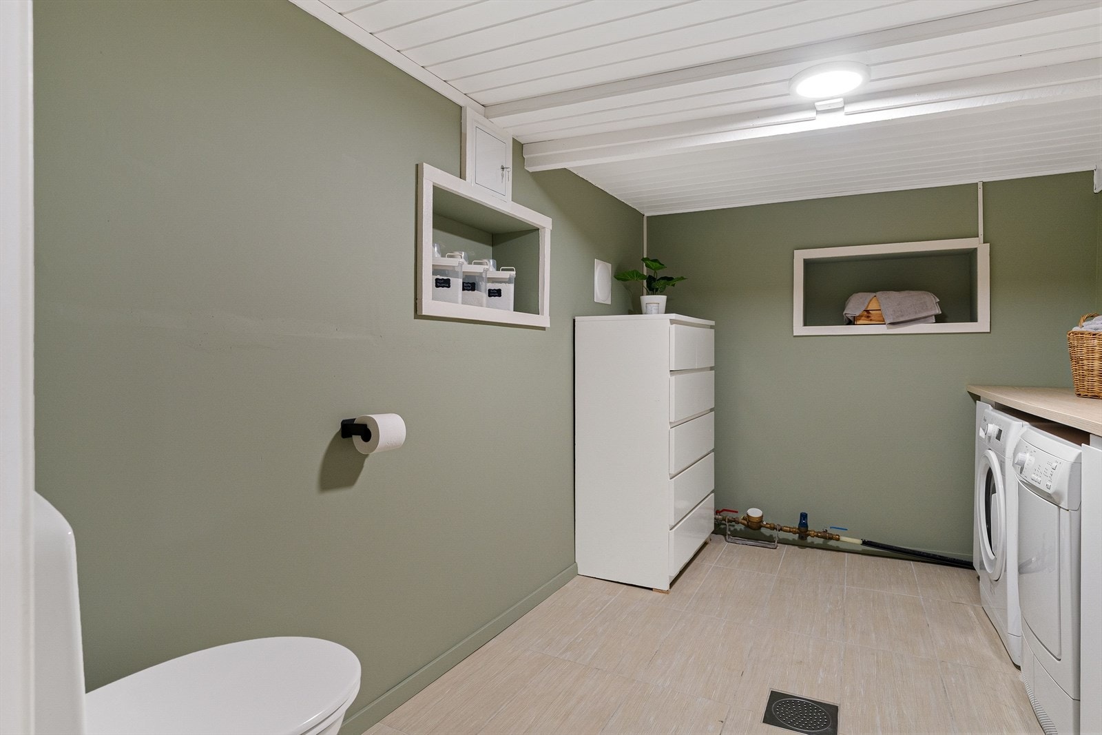 Her har man et praktisk vaskerom oppgradert i 2023 med plass til både vask og tørk, samt wc og nødvendig teknisk utstyr. Galleribilde