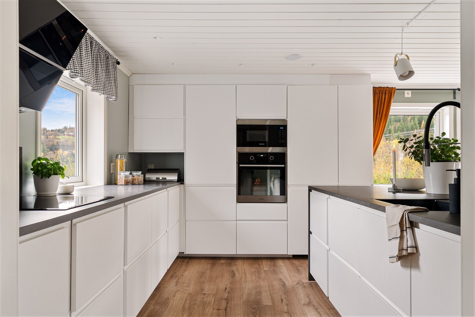 Over platetoppen er det veggmontert avtrekksvifte i moderne design. Galleribilde