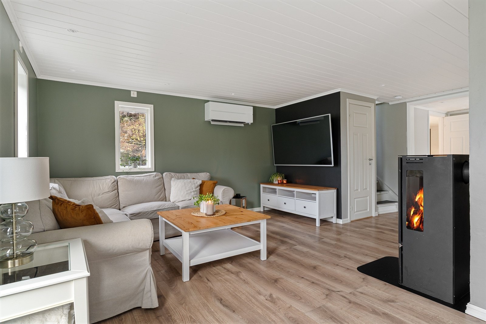 Stuen ble oppgradert i 2018 og har delikate veggfarger kombinert med enstavs laminatgulv. Galleribilde