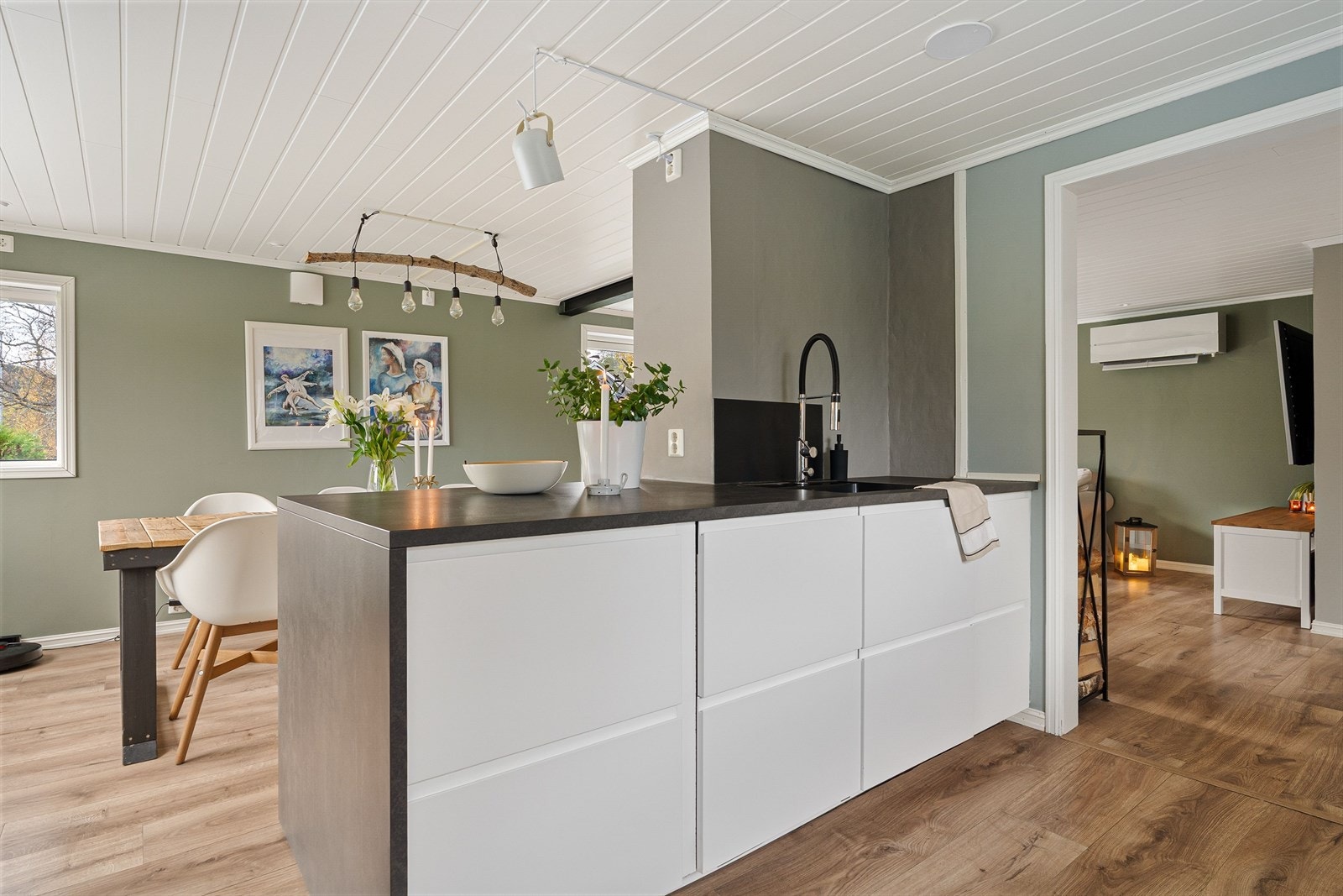 Innredningen er fra 2018 og har alle hvitevarer integrert - stekeovn, platetopp, kjøleskap, oppvaskmaskin og mikro. Galleribilde