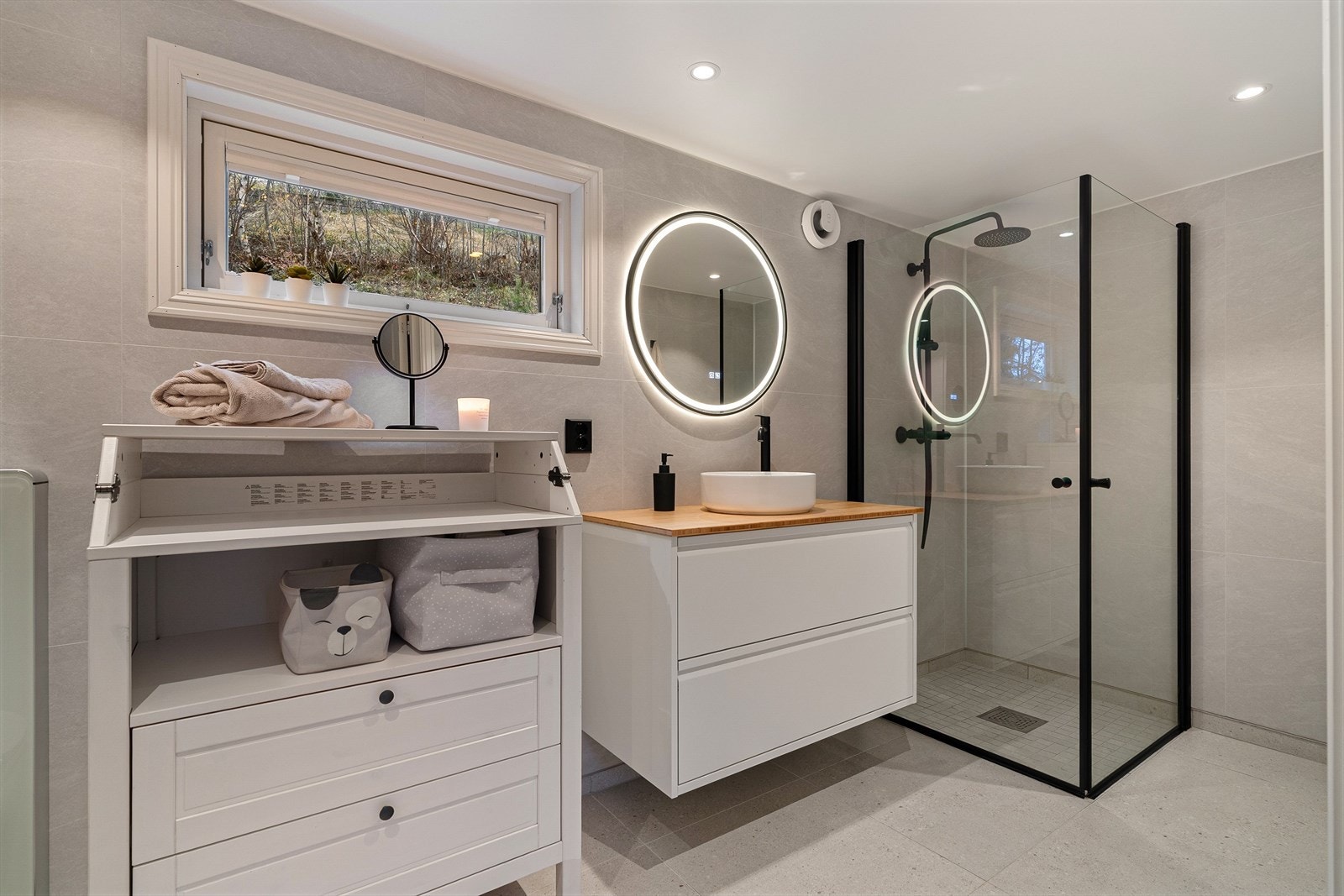 Badet ble oppusset av fagfolk i 2024, og fremstår som moderne og delikat. Galleribilde