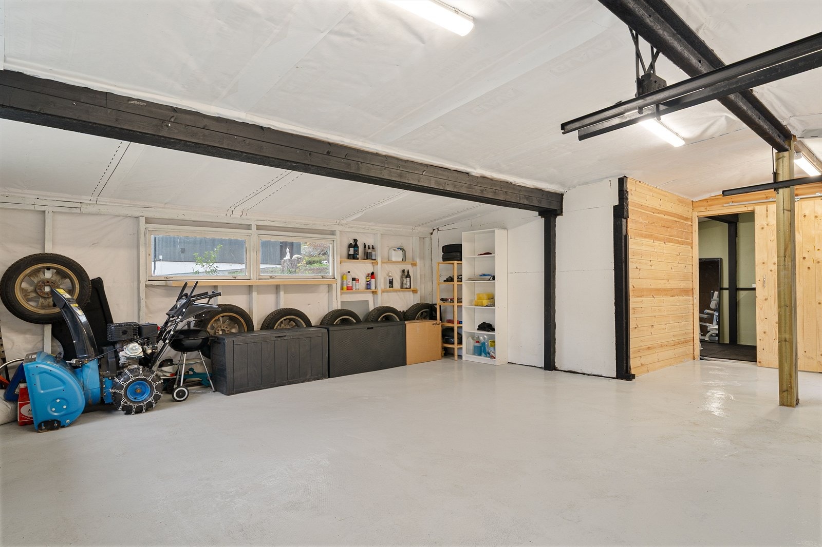 Eiendommen har en romslig garasje med plass til to biler, verktøy og oppbevaring. Galleribilde