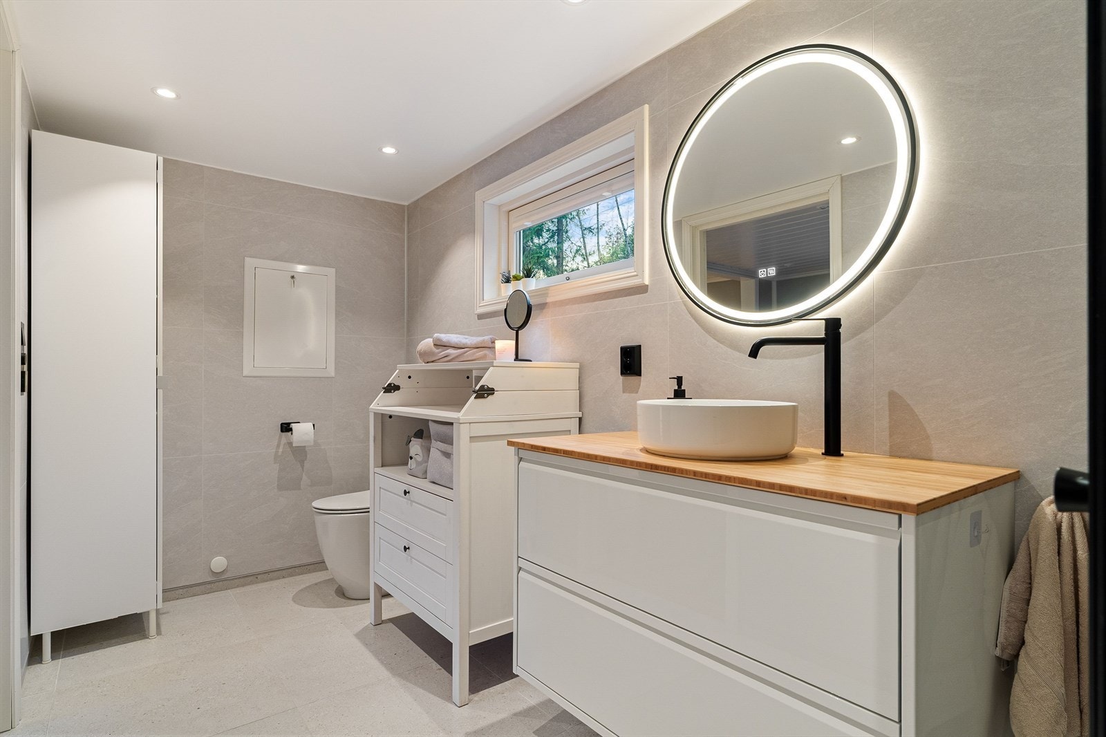 Her har man god plass til smarte oppbevaringsløsninger. Badet har fått TG0 fra takstmannen. Galleribilde