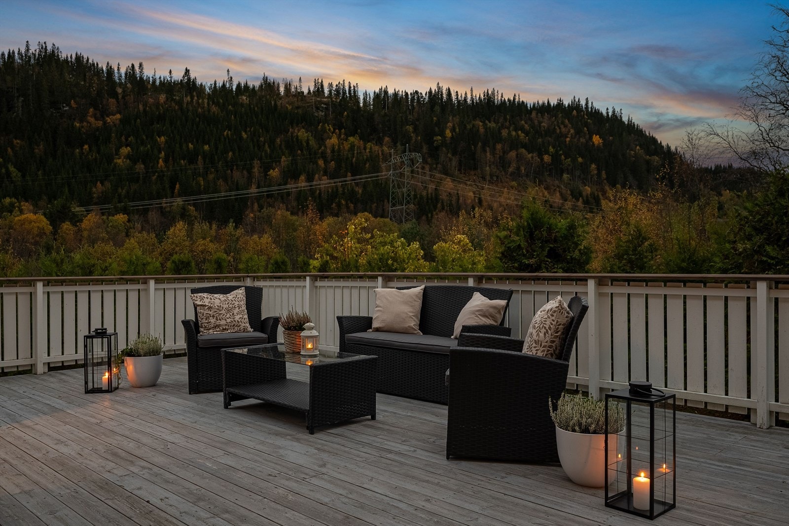 Det er gode solforhold på den hyggelige terrassen som ble ferdigstilt i 2019. Galleribilde