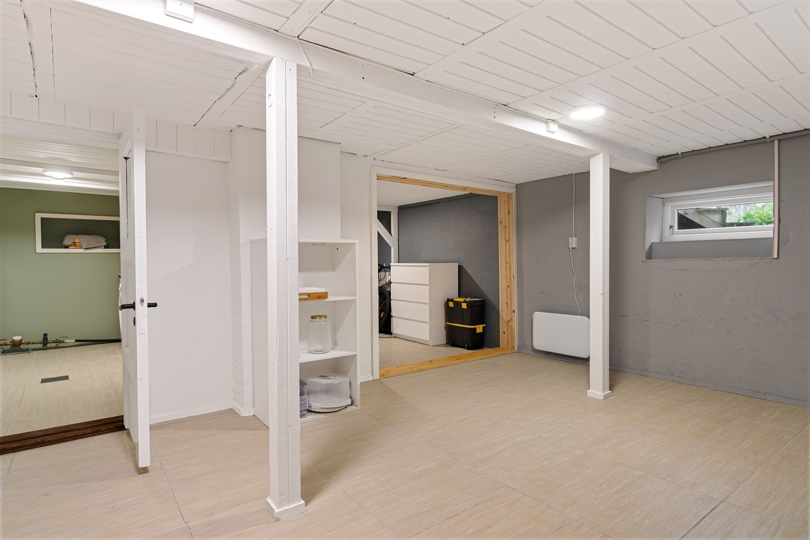 I kjelleren finner man praktiske rom til oppbevaring, samt et vaskerom. Galleribilde