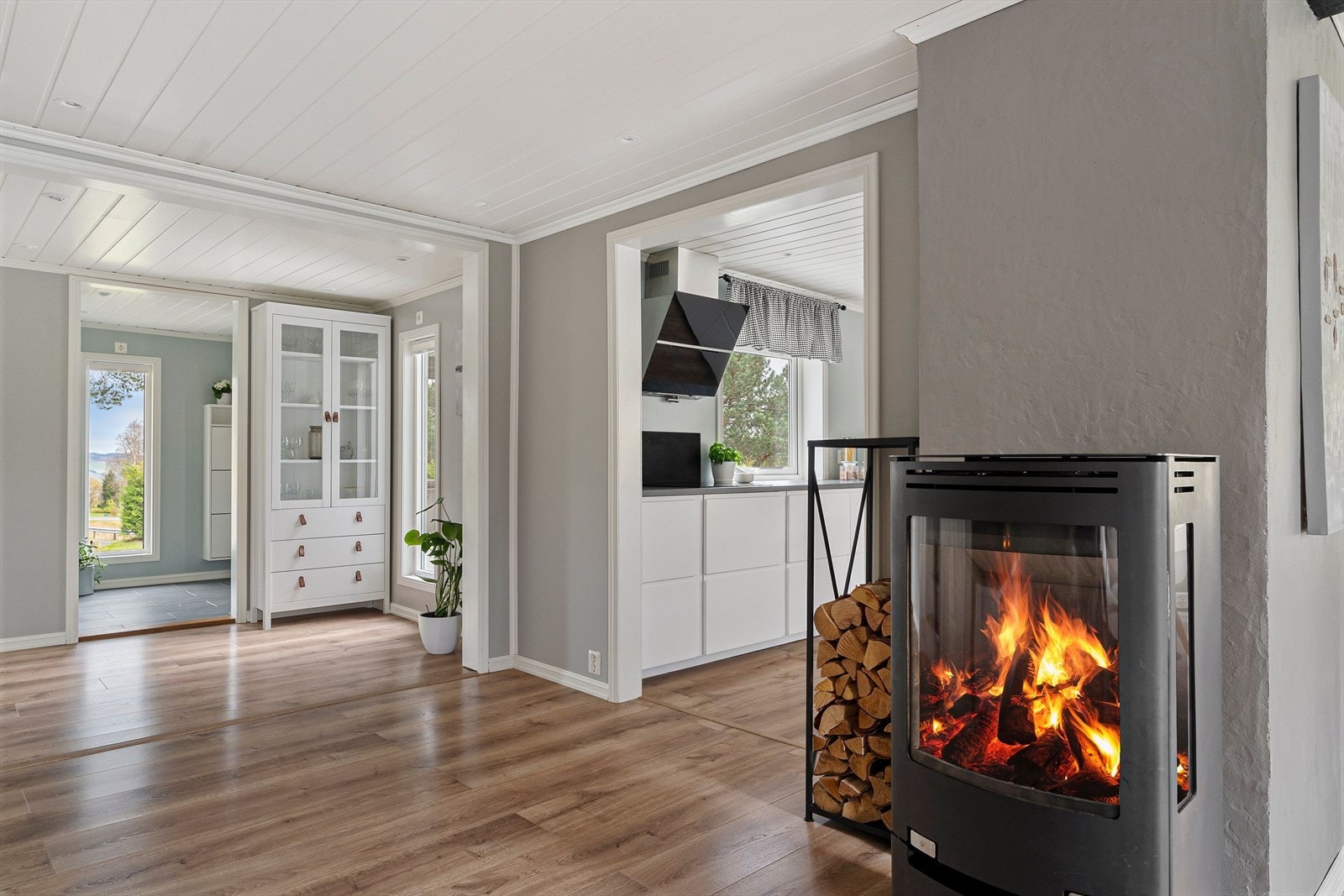 Sikringsskap ble oppgradert med flere nye sikringer i 2018 og vedovnen er ny fra 2016. Galleribilde