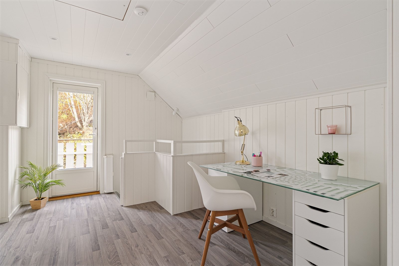 I andre etasjen er det en romslig gang på 11 kvm som fører til soverommene og til en balkong på 2 kvm. Galleribilde