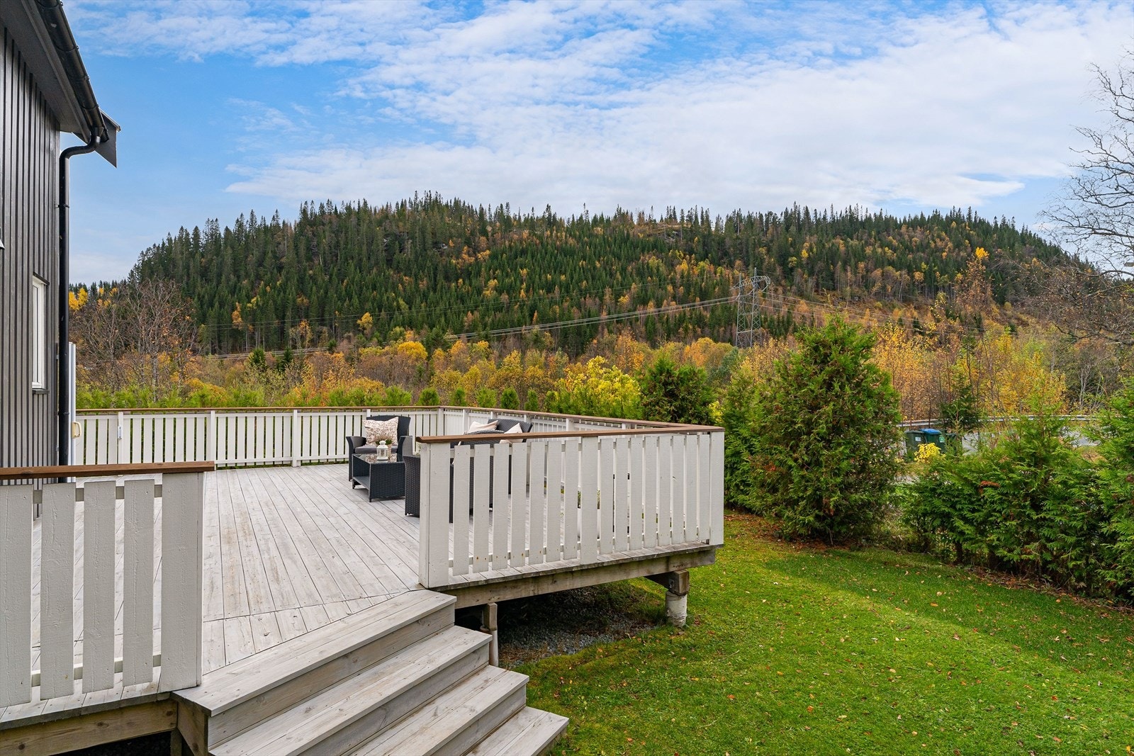 Omkranset av frodige trær kan du nyte finværsdagene ute. Omgivelsene er naturskjønne og fredelige. Galleribilde