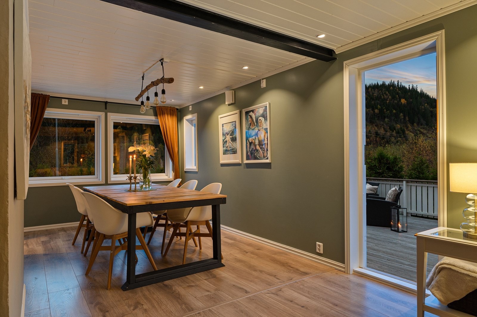 Fra stuen er det adkomst til terrassen som måler hele 70 kvm. Galleribilde