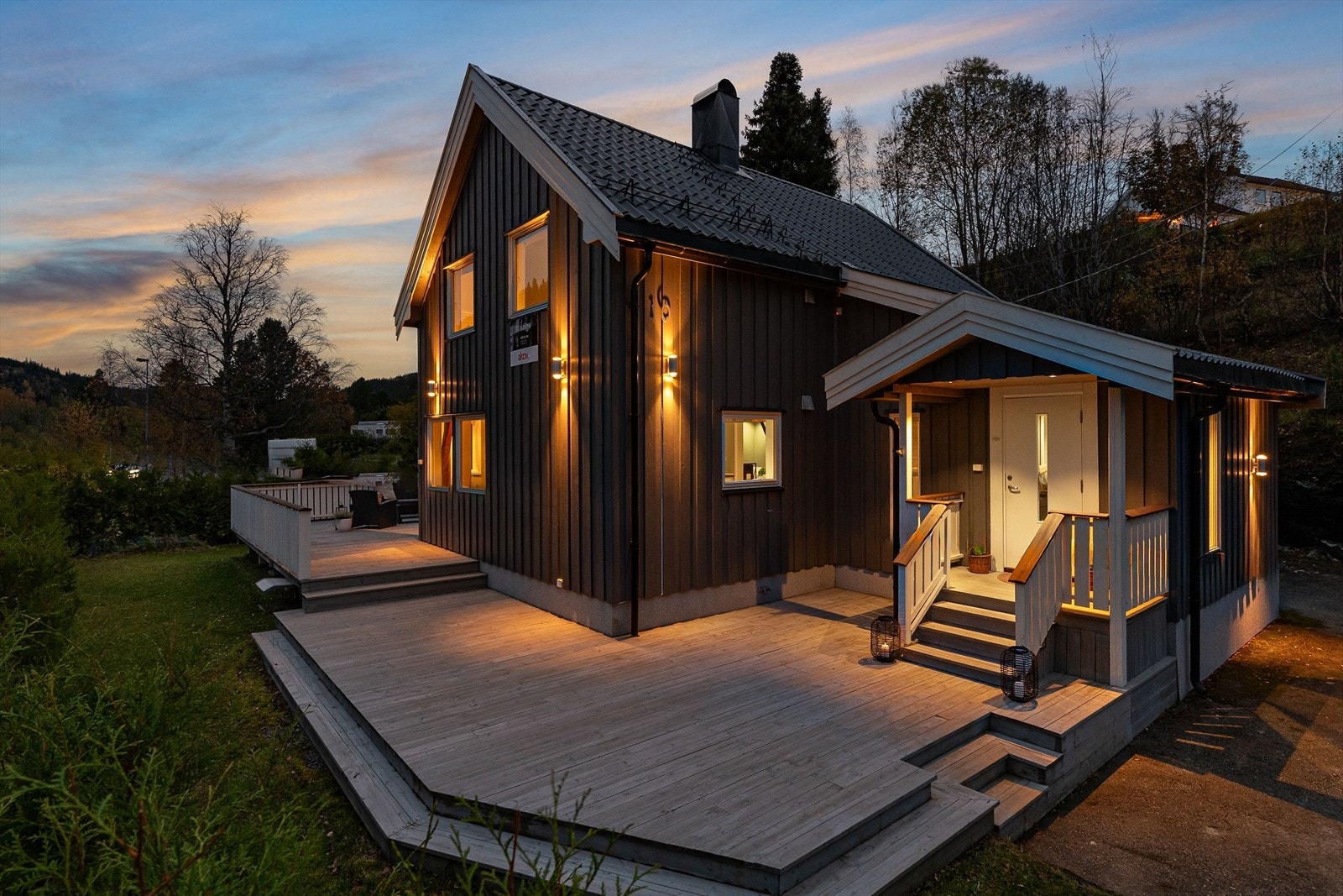 Aktiv Eiendomsmegling v/Marius Kvalvik har gleden av å presentere Åsbygdvegen 10 - en trivelig og moderne bolig som ligger fint tilbaketrukket i naturskjønne omgivelser. Galleribilde