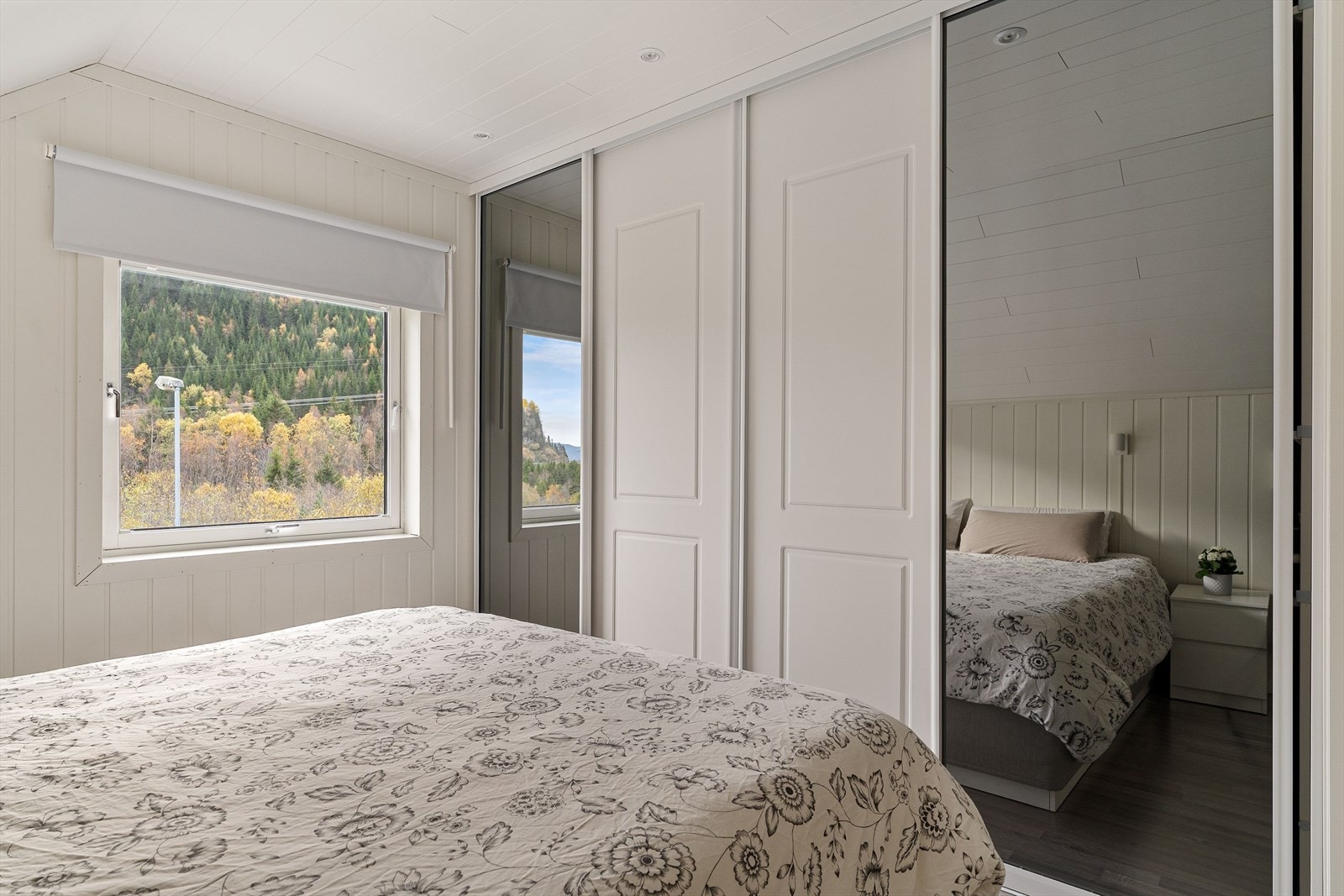 Eneboligen har tre soverom som alle ligger i andre etasje. Galleribilde