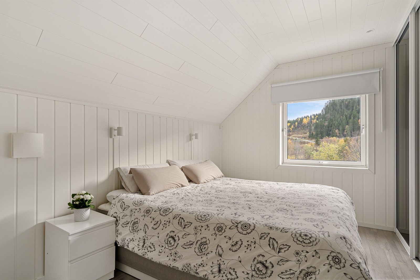 På hovedsoverom er det bred skyvedørsgarderobe med speilfronter. Galleribilde