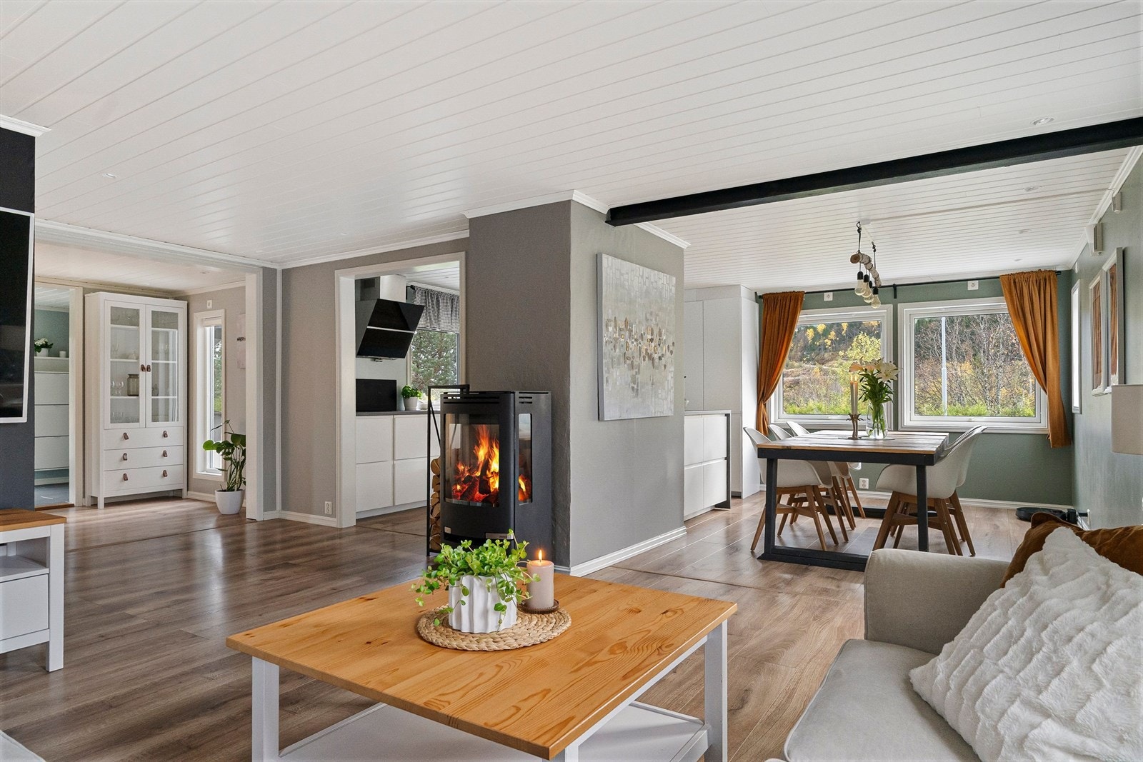 Stue- og kjøkkensonen oppleves som romslig. Galleribilde