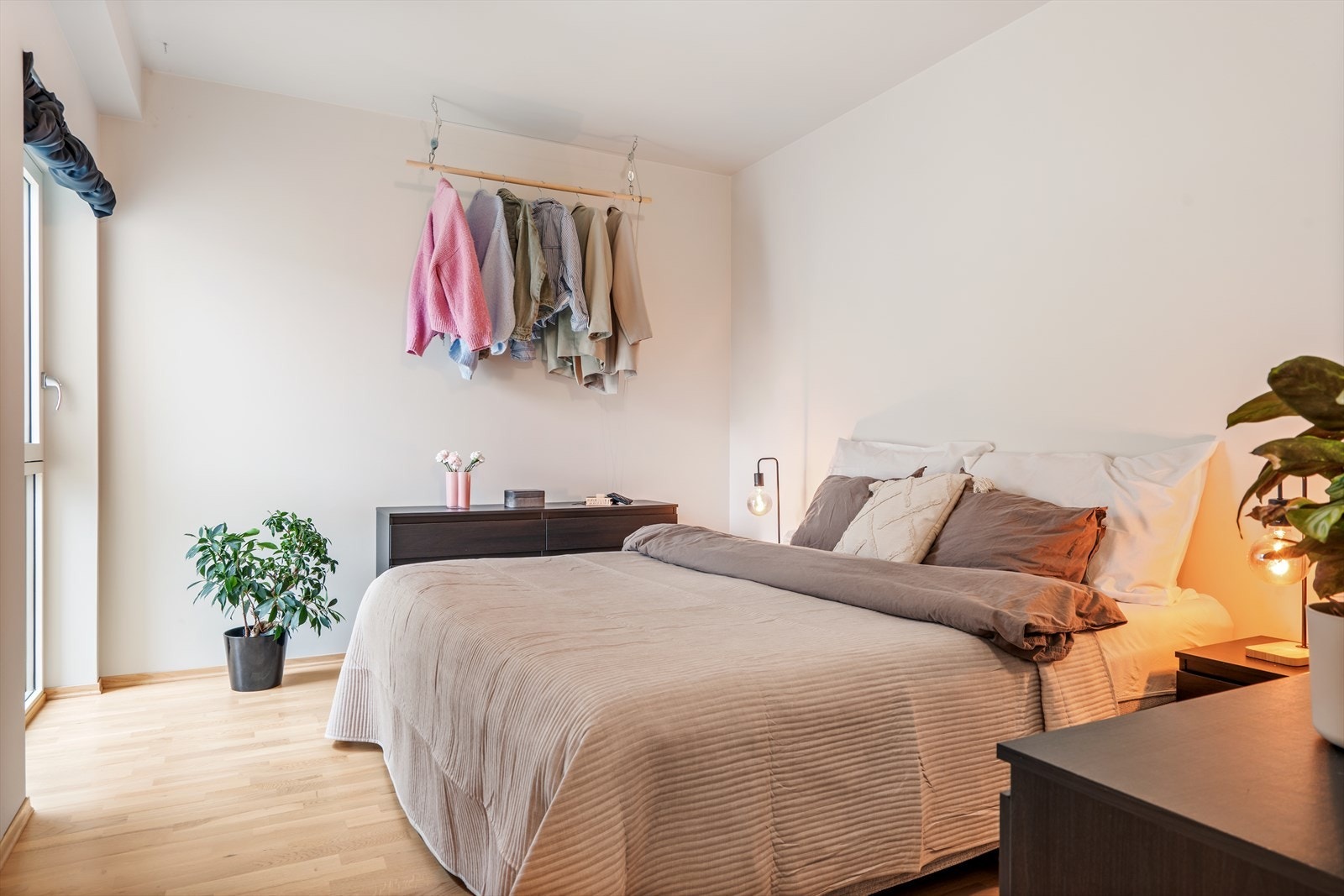 Hovedsoverom med god plass til dobbelseng og tilhørende nattbord Galleribilde