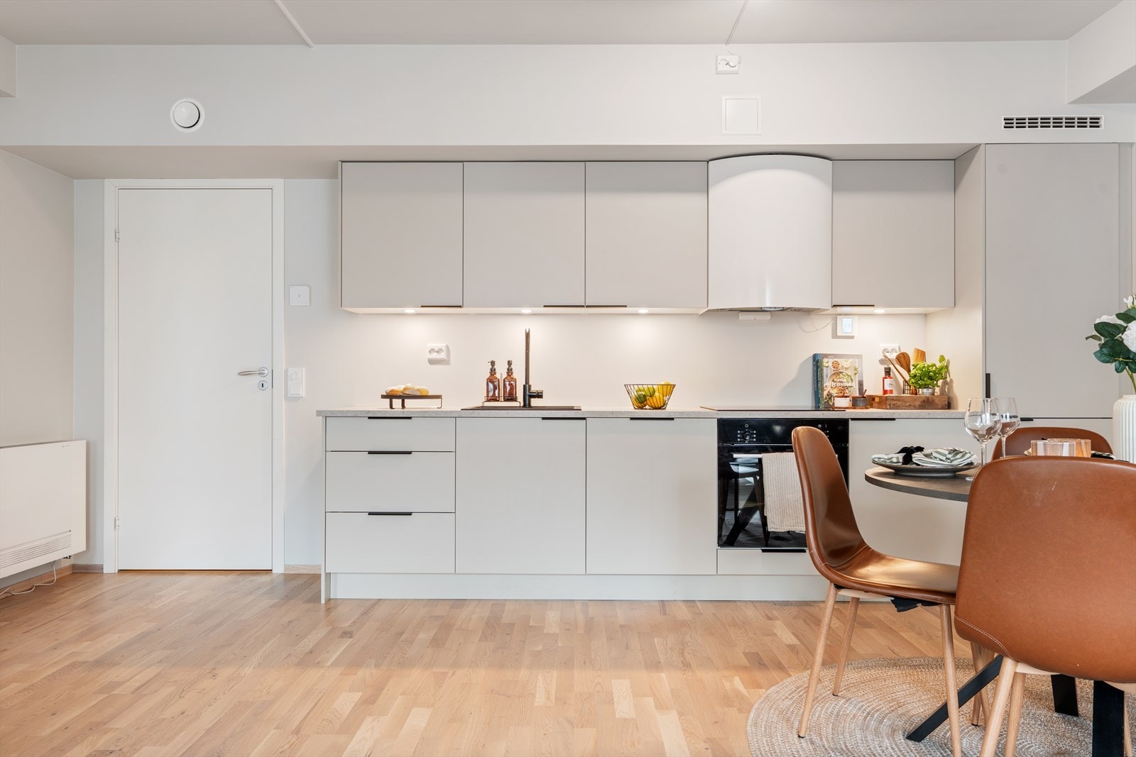 Nydelig kjøkken i tidsriktige fargevalg med integrerte hvitevarer Galleribilde