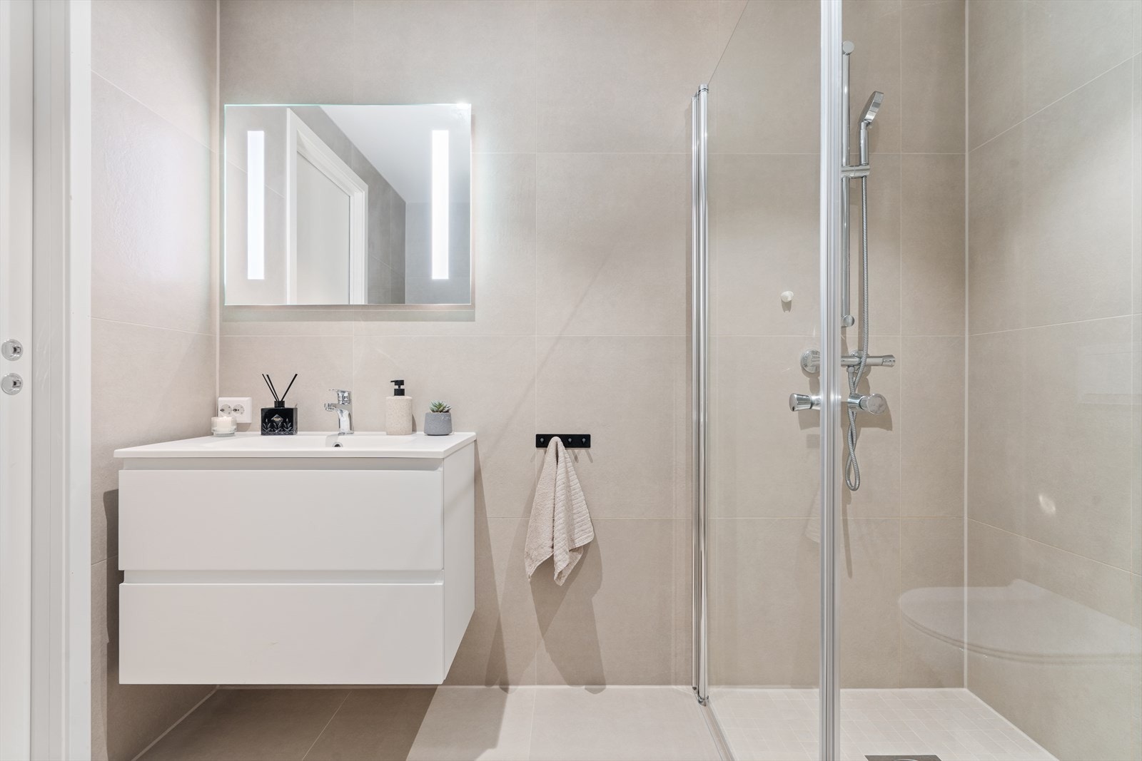 Delikat, helfliset bad med varmekabler i gulvet Galleribilde