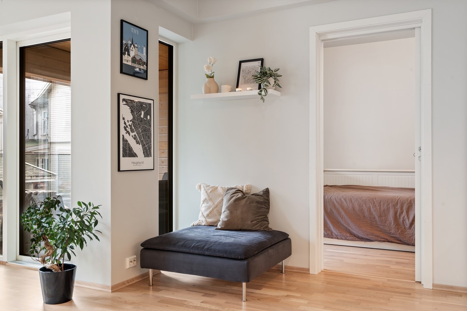 Hovedsakelig oppvarming via felles luft-vann varmepumpe som går til viftekonvektor i stue. Galleribilde