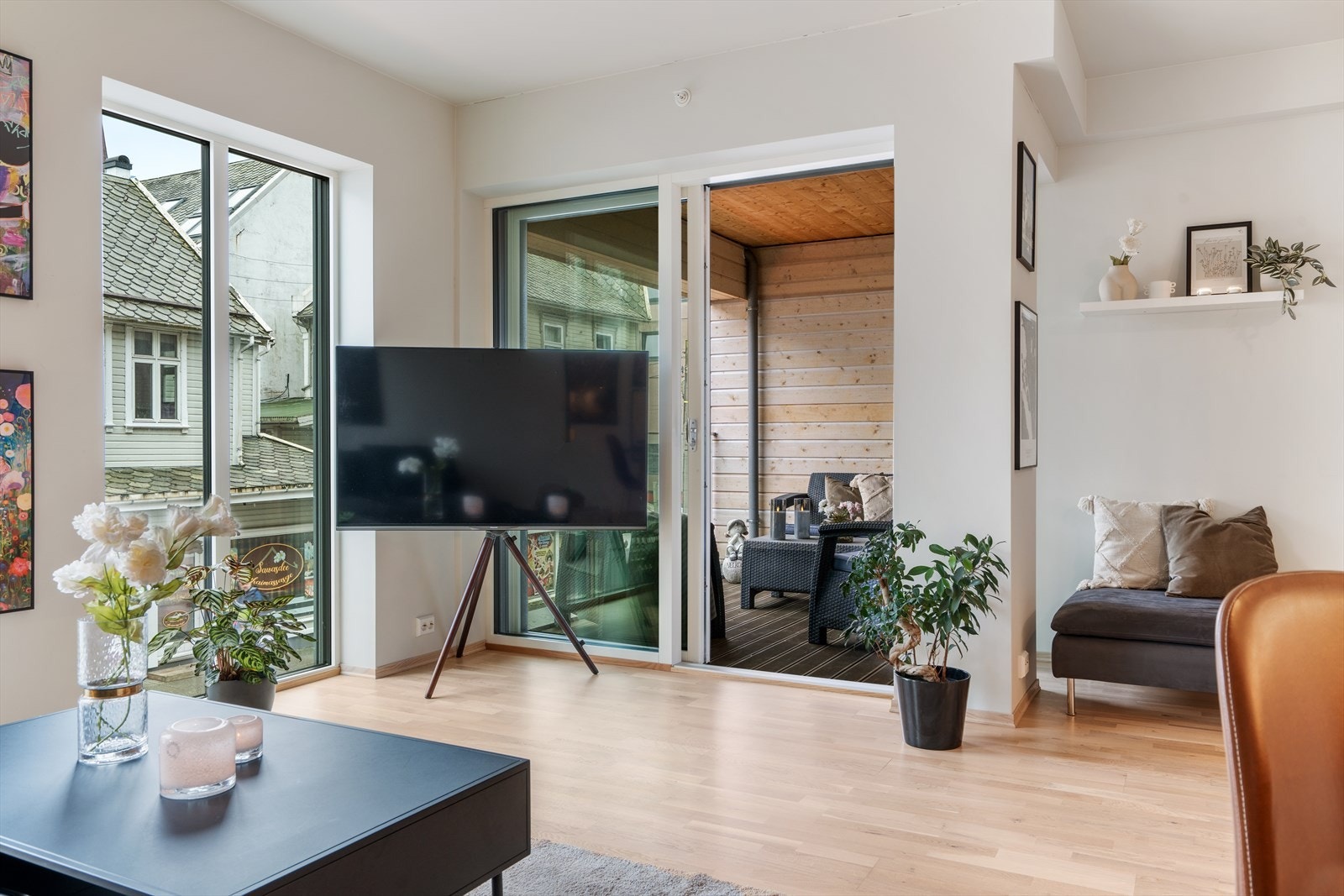 Store vinduer gir mye naturlig lys Galleribilde