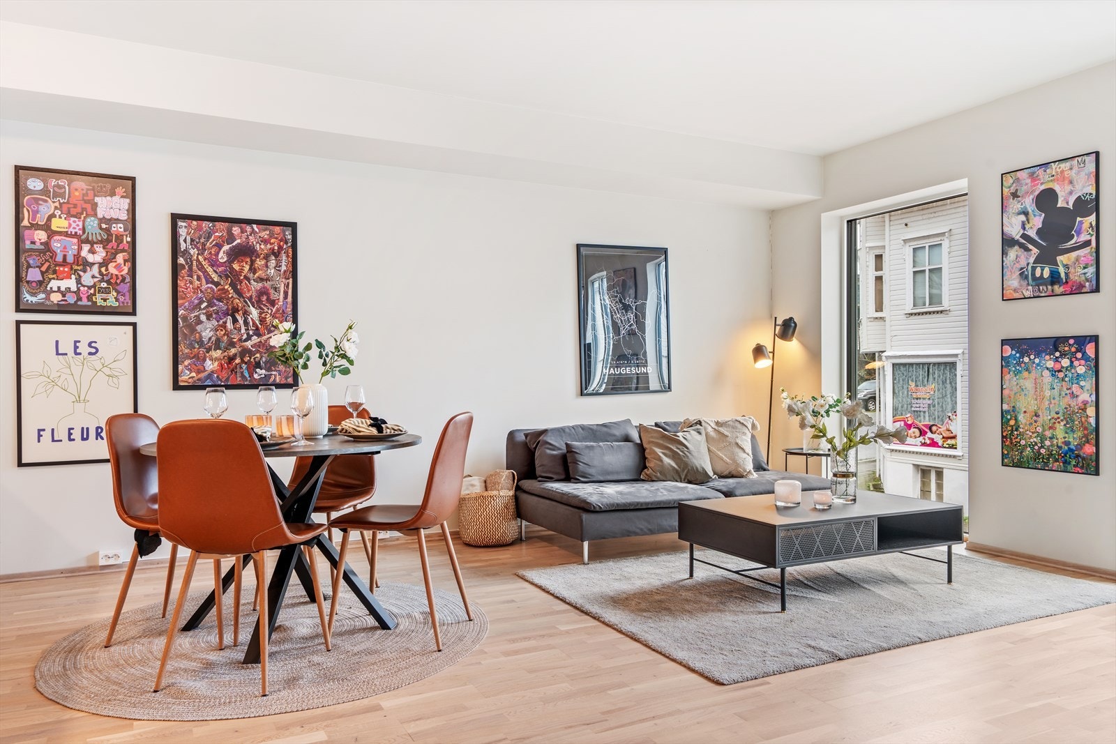 Lys og innbydende stue med god plass til sofagruppe og spisebord Galleribilde