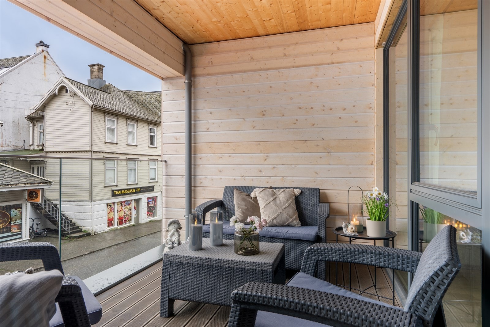 Sørvendt og overbygget balkong med god plass til hagemøbler Galleribilde