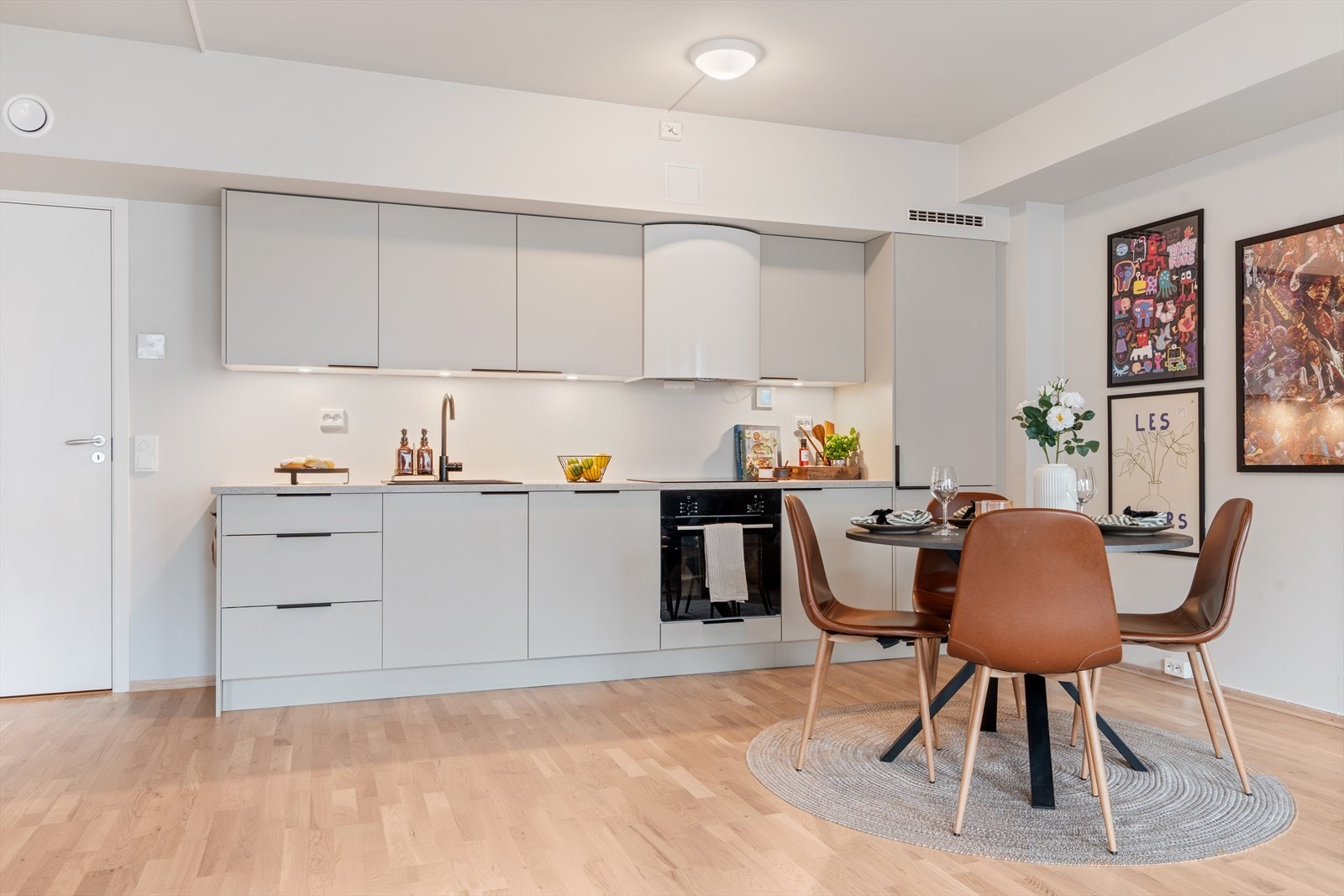 Leiligheten holder god stanard med lekkert Strai kjøkken med integrerte hvitevarer og helfliset bad Galleribilde