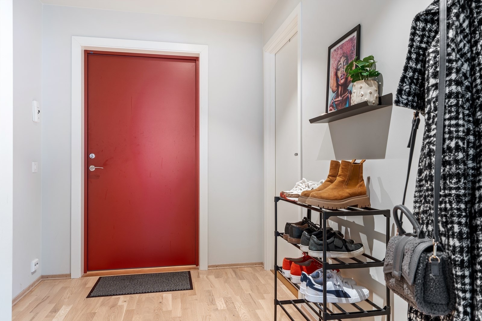 Entré/gang med god plass til å henge av seg yttertøy Galleribilde