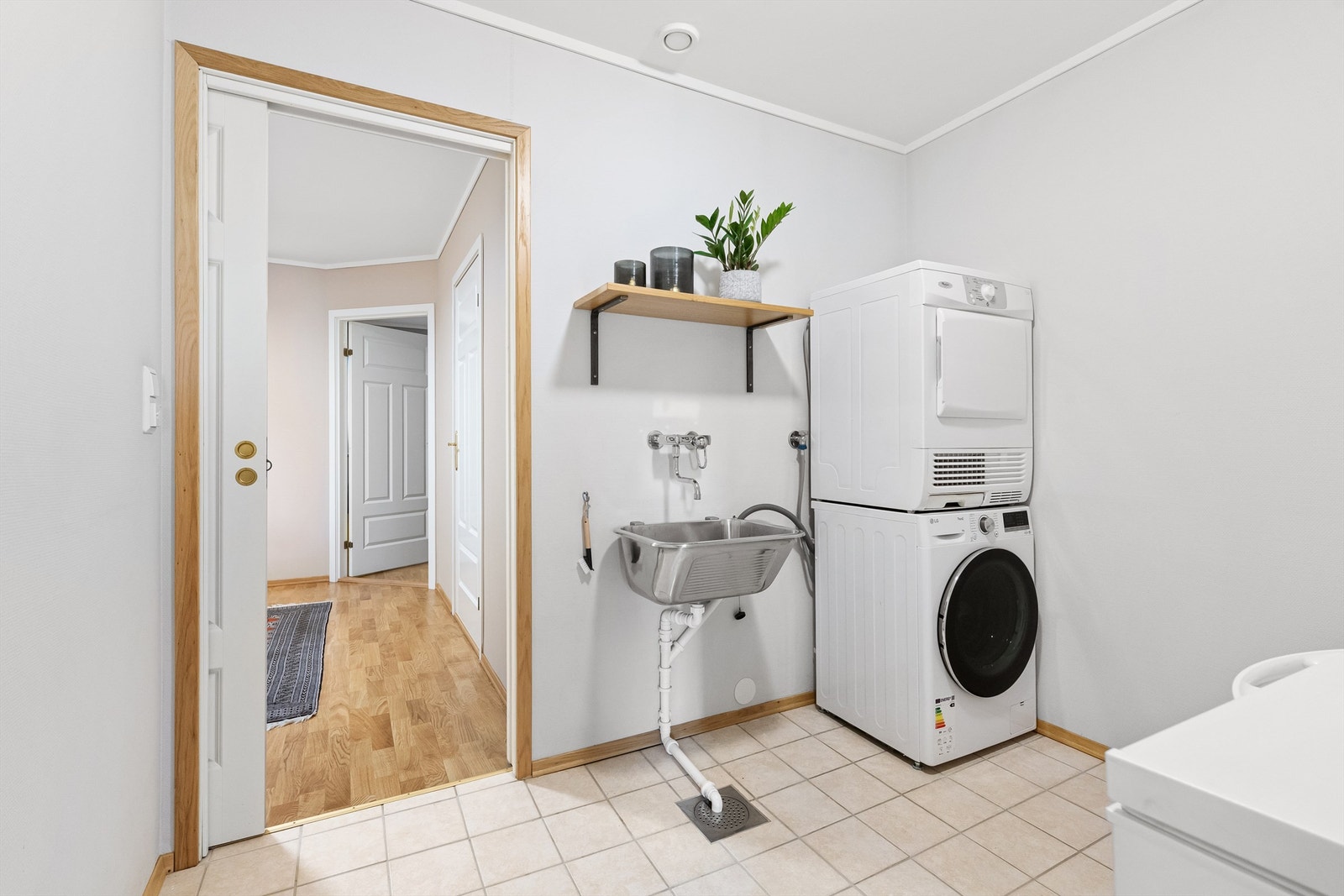 Vaskerommet er utstyrt med utslagsvask og har opplegg for vaskemaskin, samt gulvvarme. Galleribilde