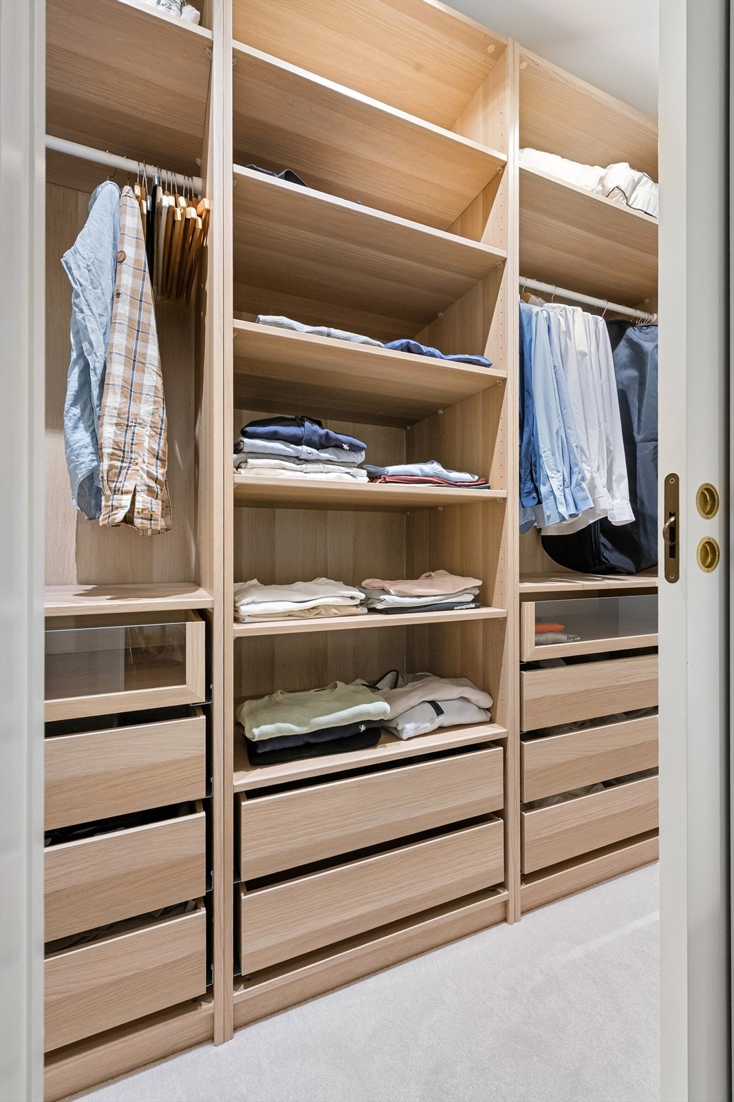 Garderoben har en praktisk og velorganisert løsning. Galleribilde