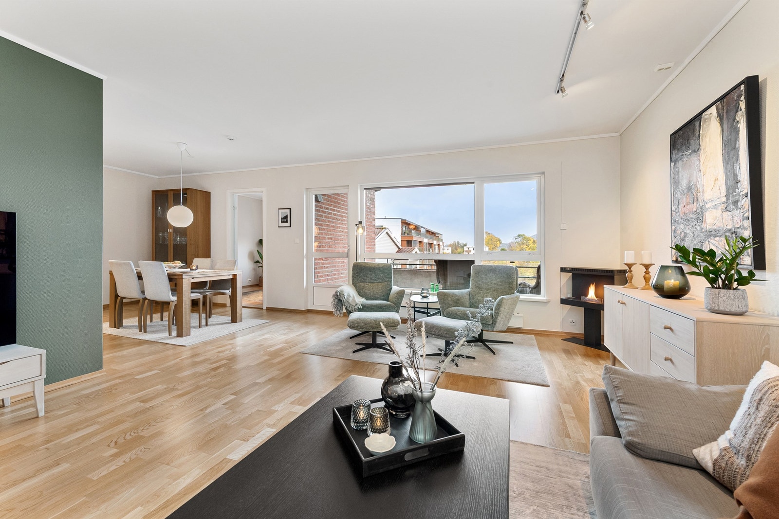 Store vindusflater som slipper inn rikelig med naturlig lys, og byr på flott utsikt. Galleribilde