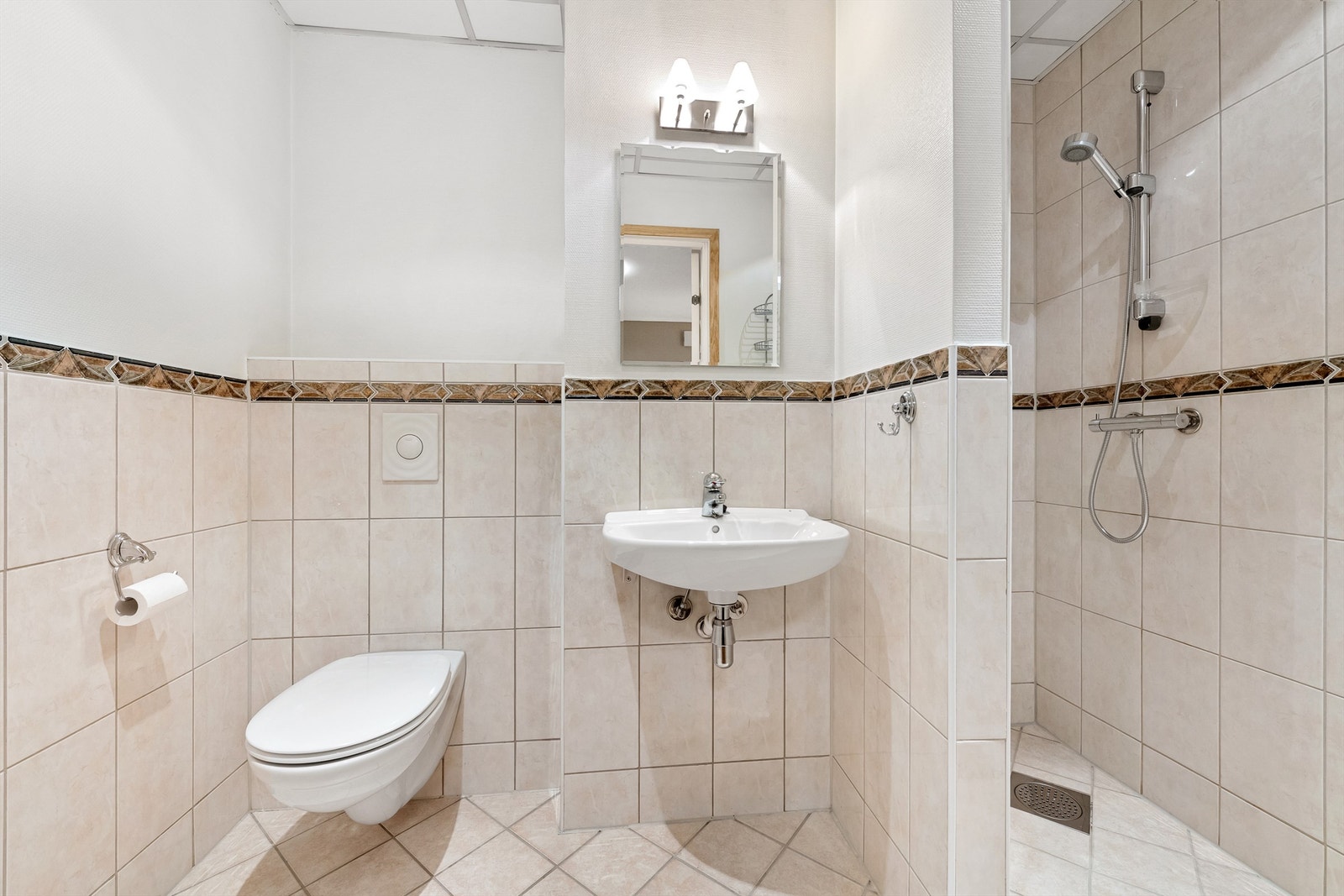 Baderom 2 er utstyrt med servant, toalett og praktisk dusjhjørne. Galleribilde