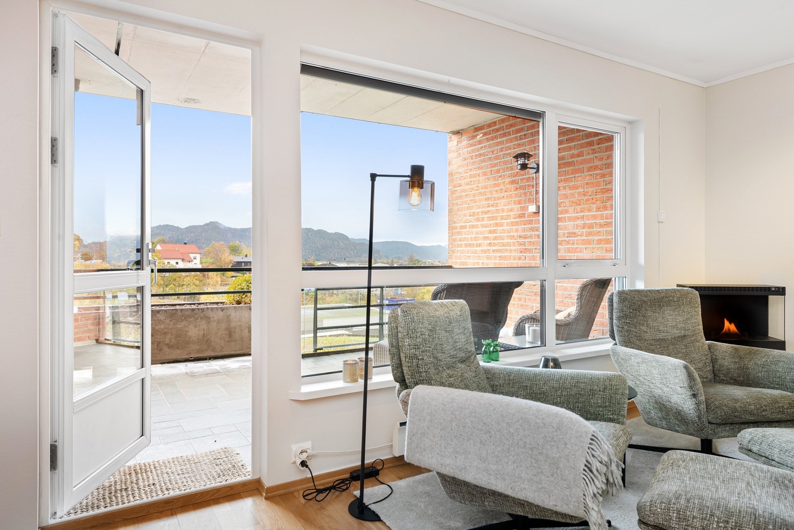 Fra stuen er det direkte utgang til en overbygget balkong på 13 kvm. Galleribilde